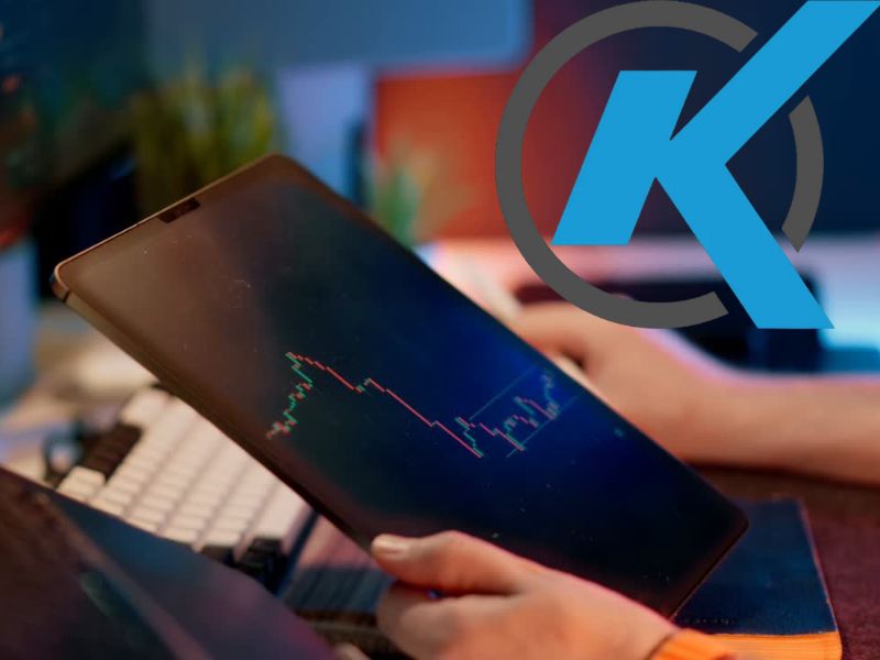 Osoba gleda u prikaz finansijske analize na tabletu, u pozadini komjuter i tastatura, logo Kapital.rs u desnom uglu