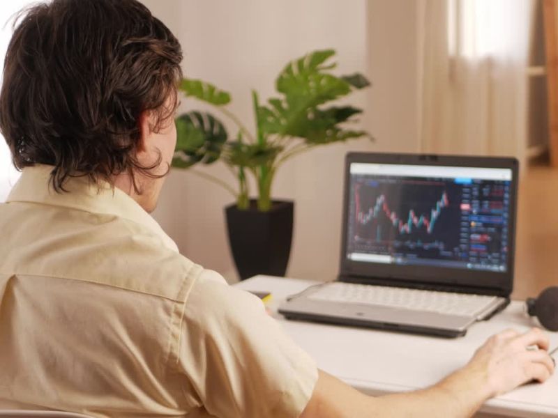 Osoba koristi laptop in proverava ulaganje preko platforme kapital.rs