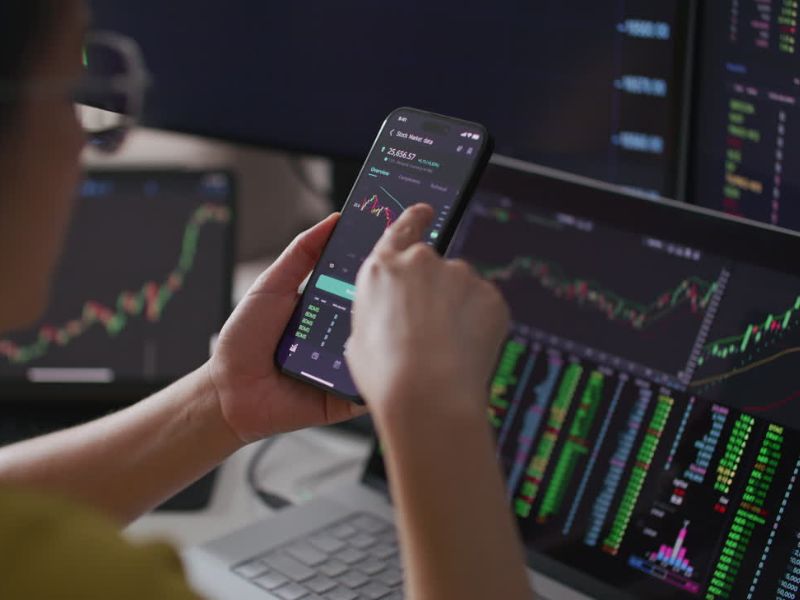 Osoba ulaže u trading