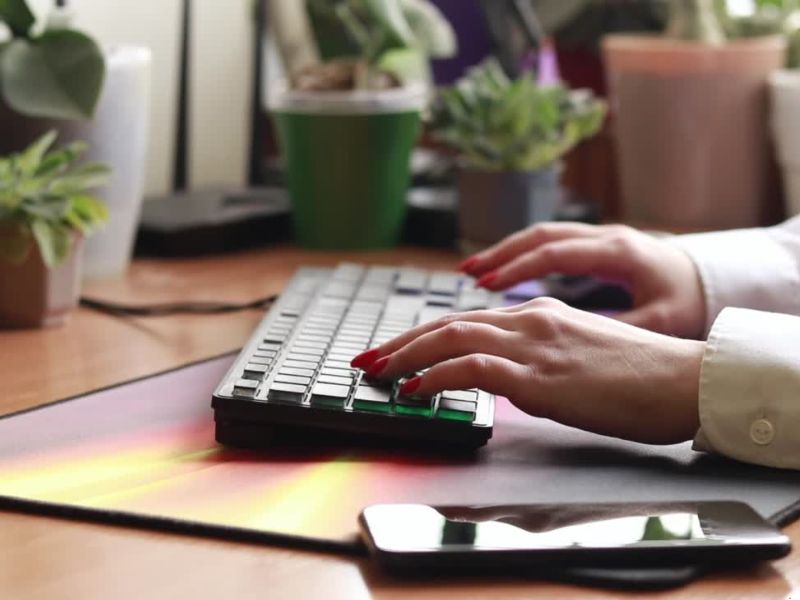 Devojka sa crvenim noktima kuca na tastaturu