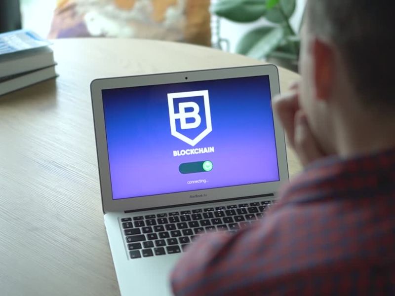 Muškarac srednjih godina radi kao blockchain developer za laptopom