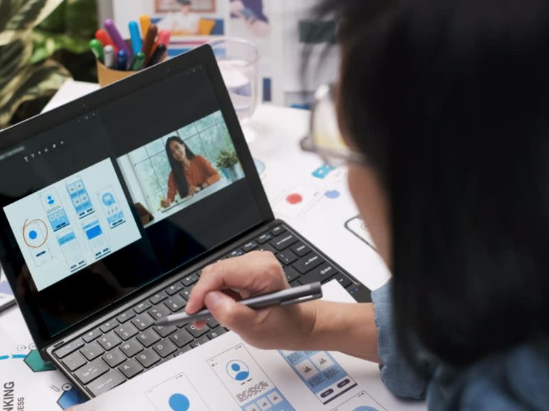 Devojka radi za laptopom kao UX UI dizajner