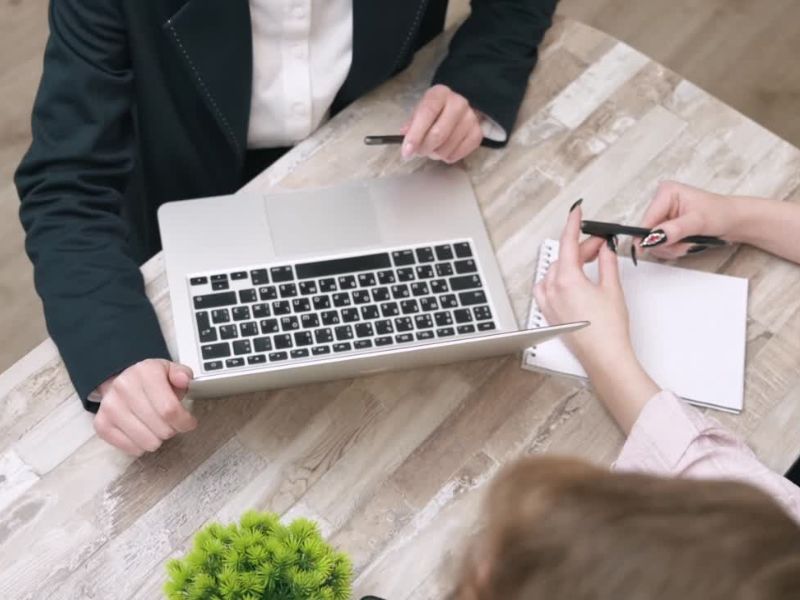 Troje ljudi sedi za stolom i pravi finansijski plan za firmu
