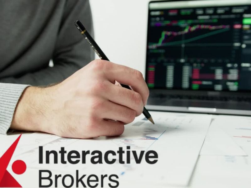 Čovek koristi Interactive Brokers platformu