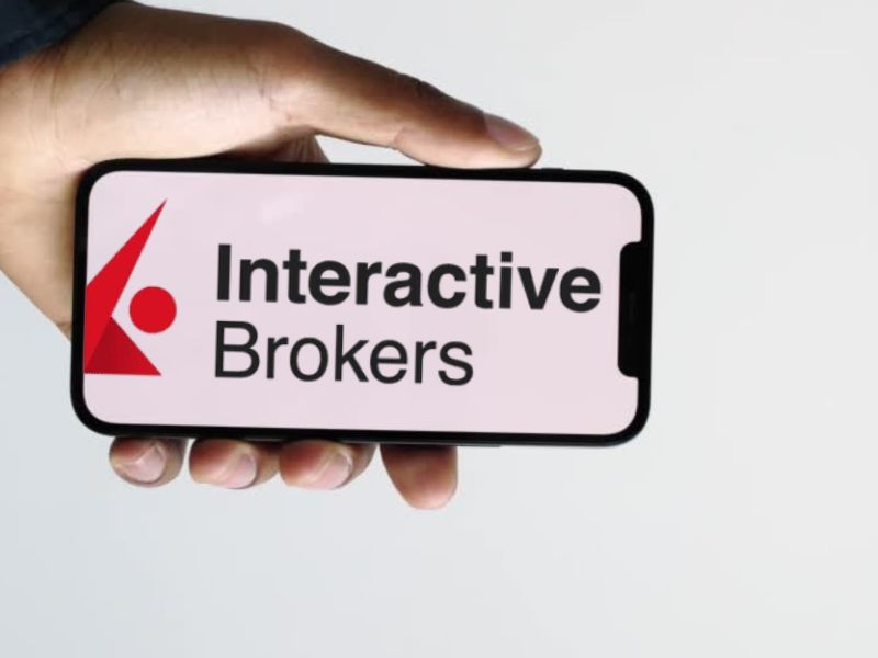 Prikaz Interactive brokers logo-a na telefonu