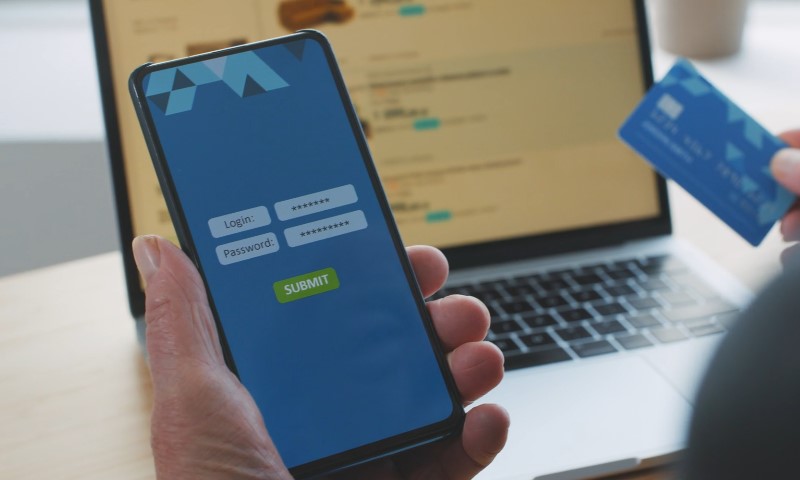 Čovek plaća porez butem e-bankinga