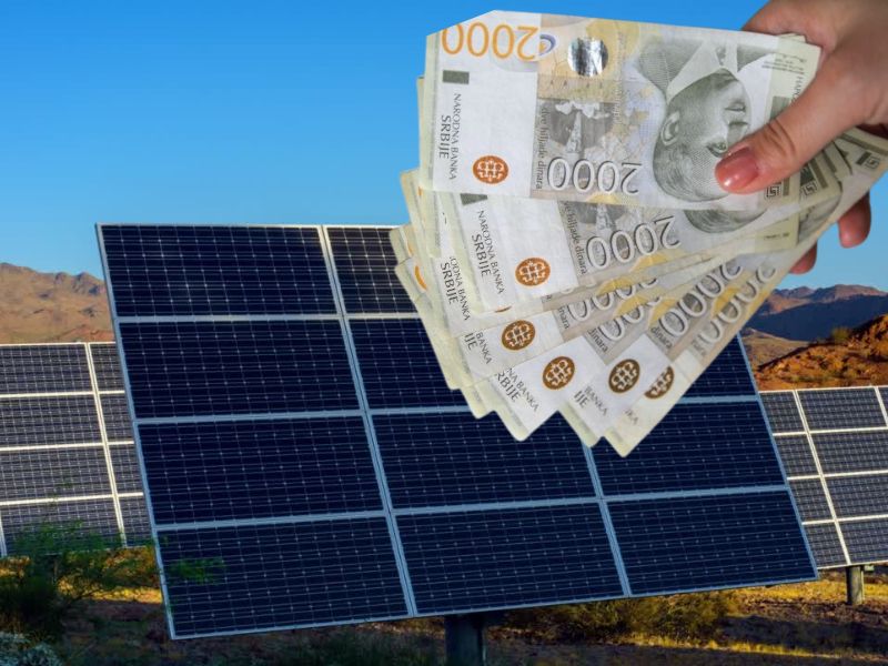 solarni paneli i osoba koja drži novac u rukama