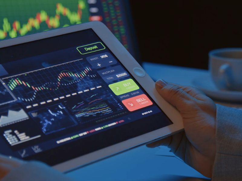 Osoba koristi investicione platforme
