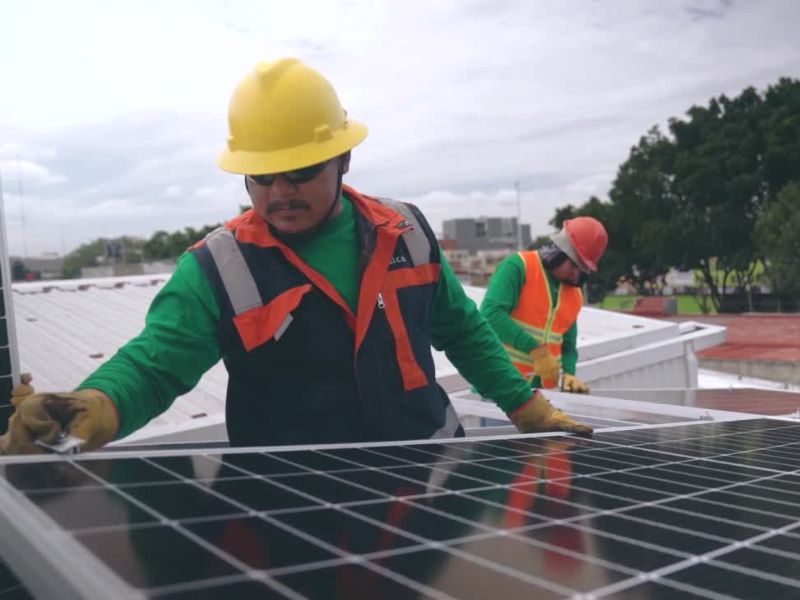 čovek postavlja solarne panele