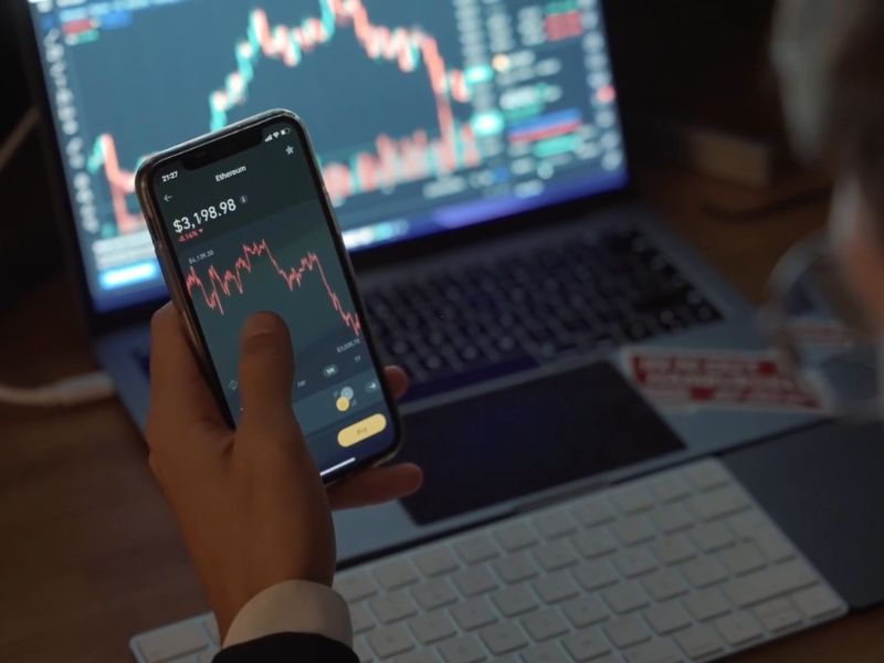 Osoba koristi interactive brokers platformu