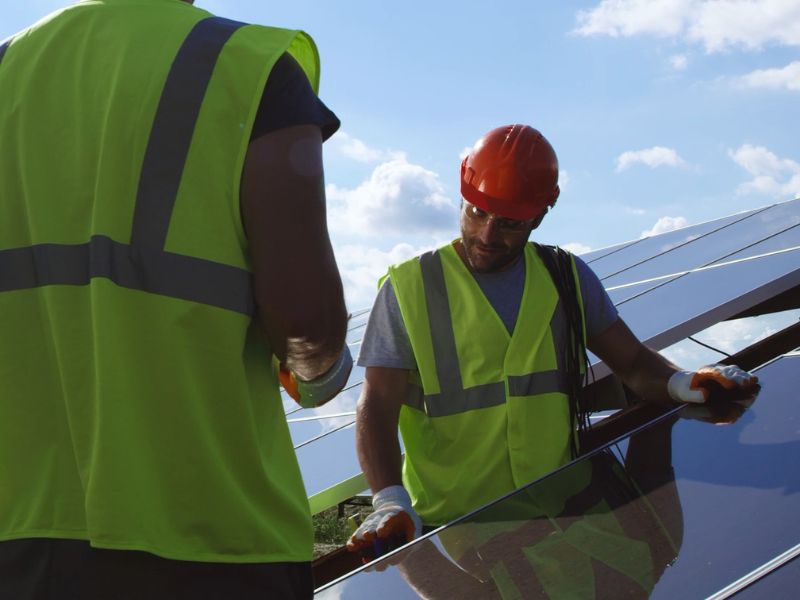 momci instaliraju solarne panele