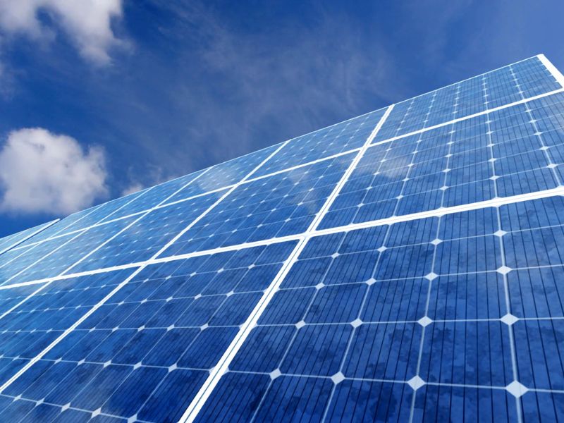 prikaz solarnih panela i neba sa oblacima