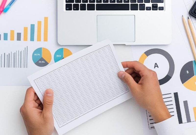 Laptop, grafikoni i tabele za planiranje budžeta