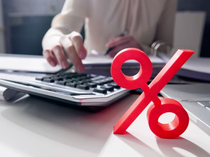 devojka računa porez koristeći kalkulator