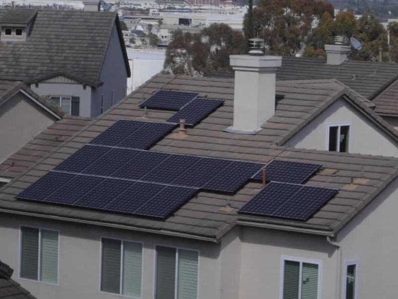 kuća sa solarnim panelima