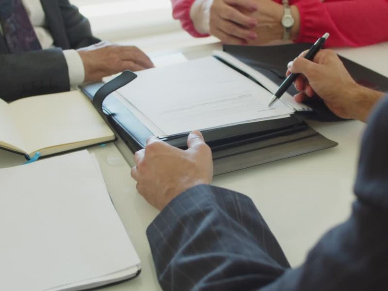 dve osobe razgovaraju sa finansijskim savetnikom 