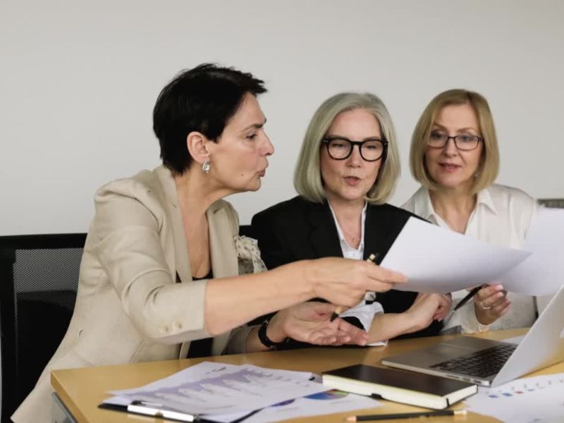 tri žene prave plan za investicionu strategiju