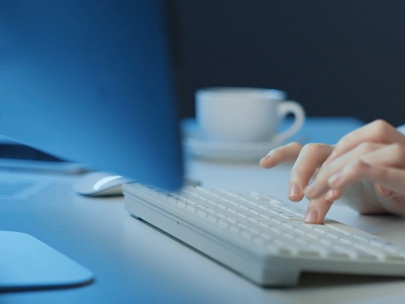 osoba koristi komjuter i istražuje nešto