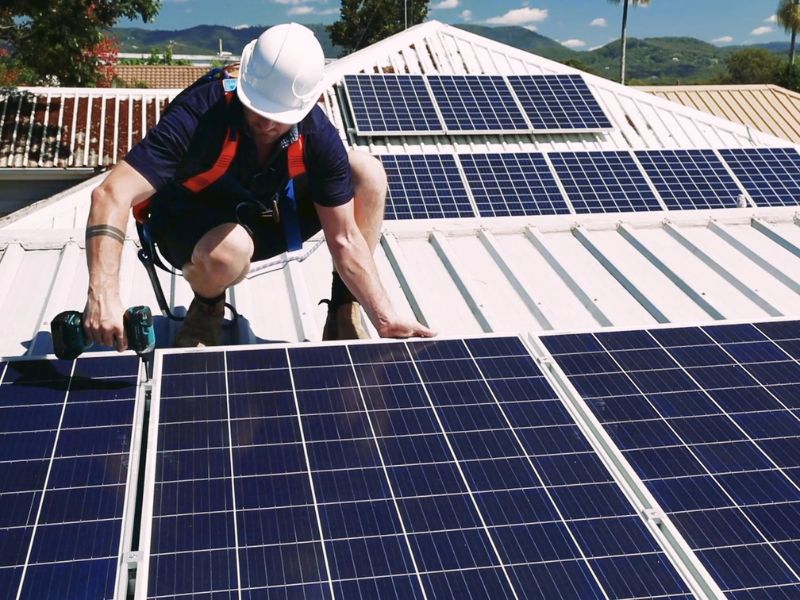 momak postavlja solarne panele