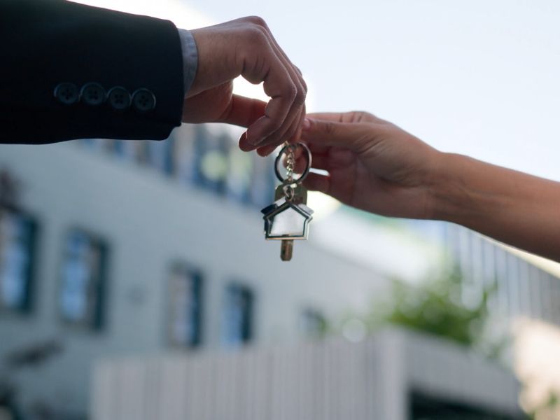 osoba predaje osobi ključ od kupljene nekretnine