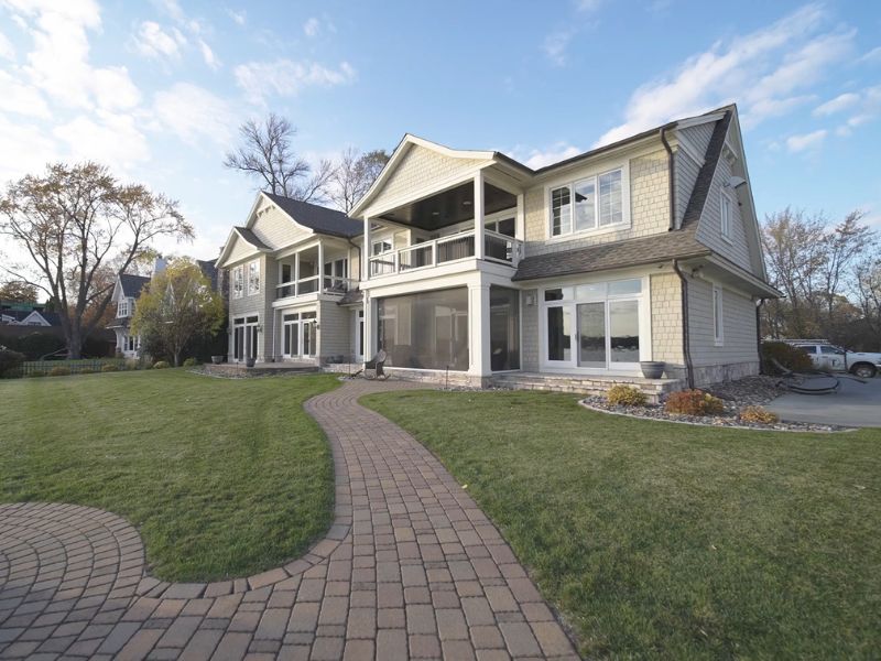 prikaz prelepe bele kuće