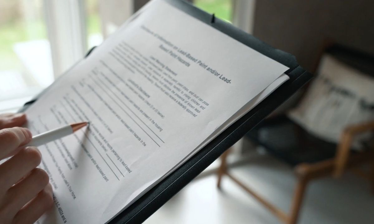 osoba proverava predugovor