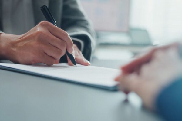 osoba potpisuje predugovor u kupoprodaji stana