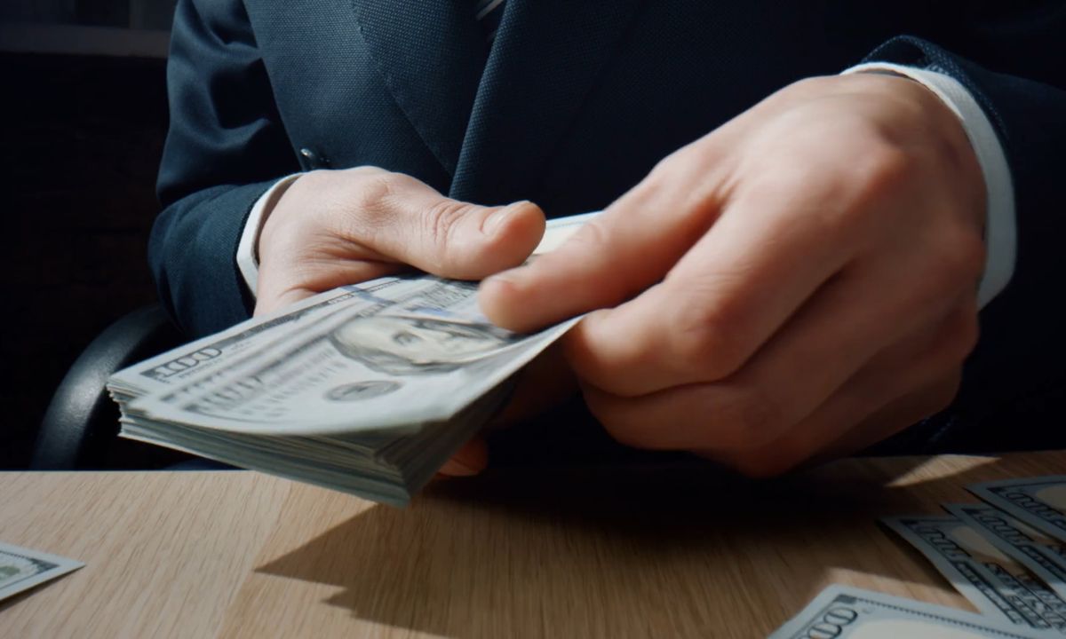 osoba drži novac u ruci