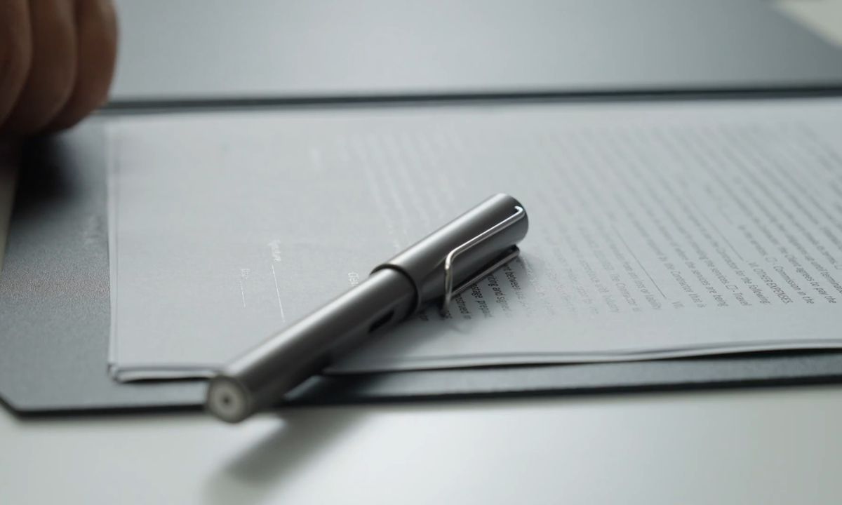 osoba proverava ugovor o kupoprodajni stan