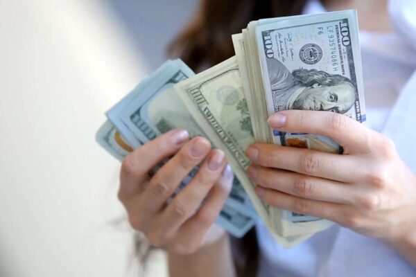 devojka drži mmogo novca u rukama
