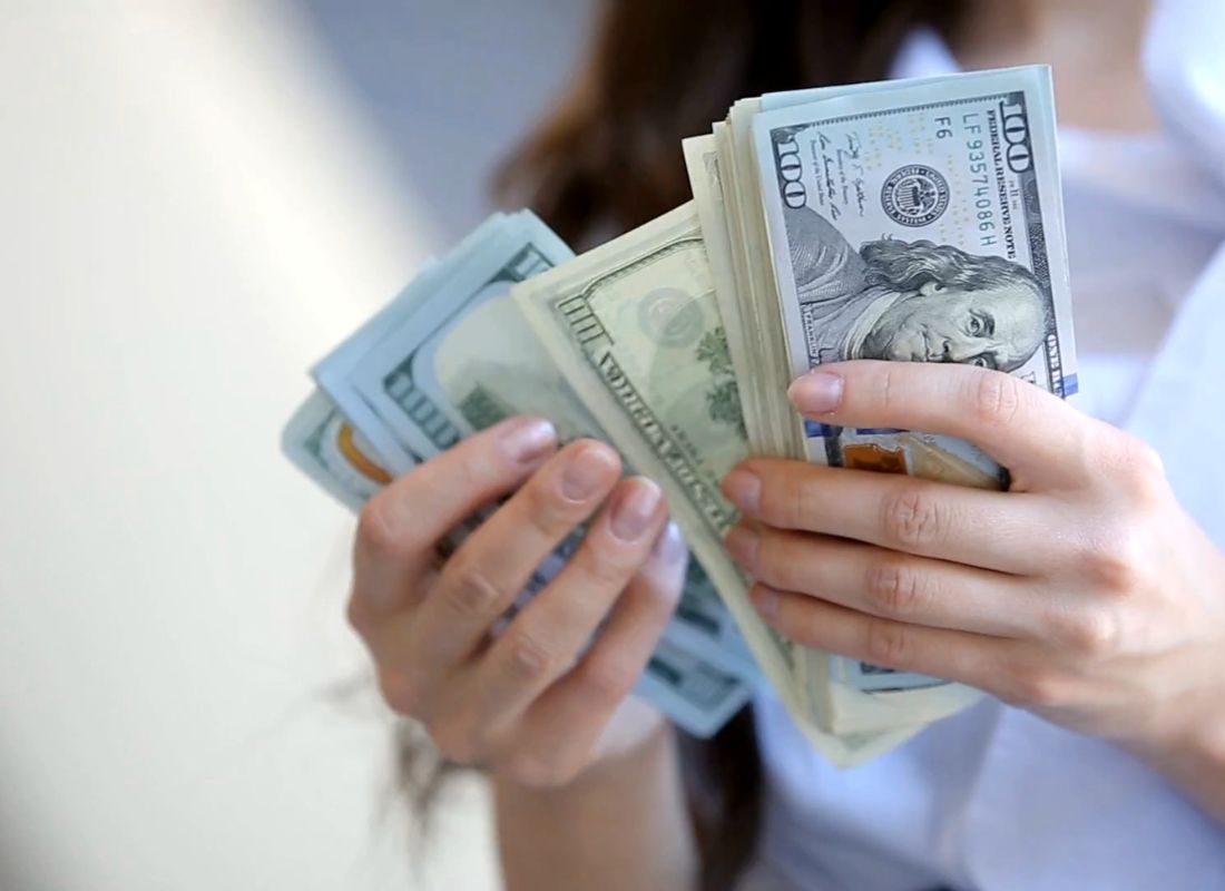 devojka drži mmogo novca u rukama