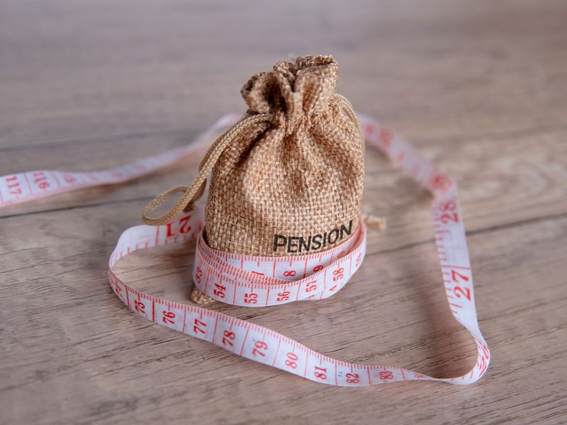 prikaz džačića sa novcem na kom piše penzija i metra okolo