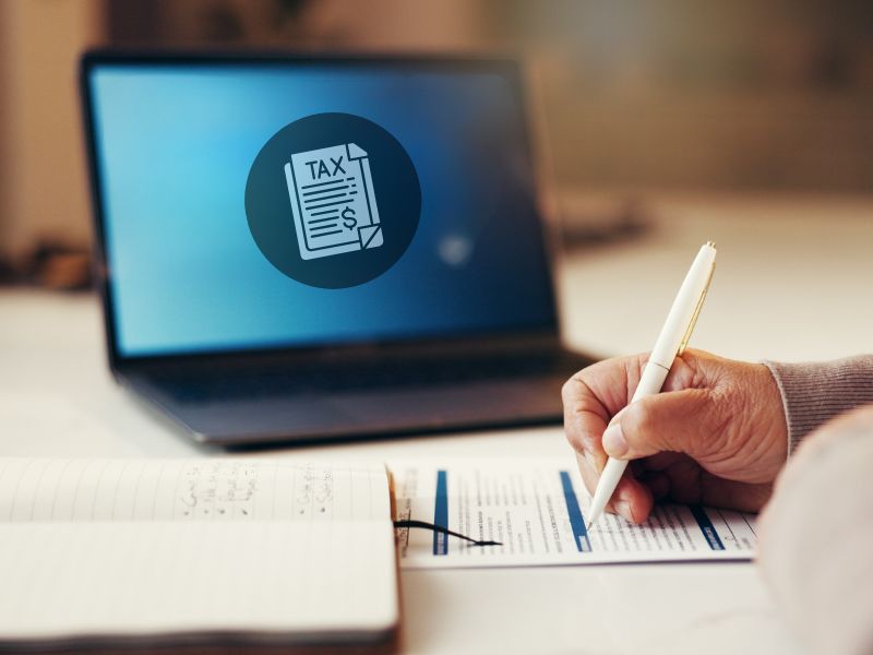 poreski tretman dobrovoljnih uplatsa, čovek piše na papiru i gleda u laptop