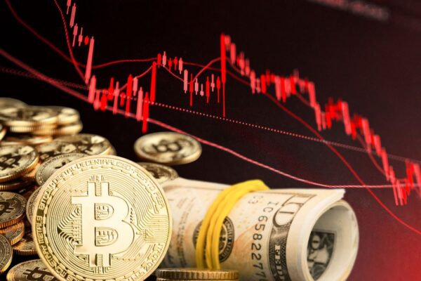 tržiste i bitkoin sa novcem pored