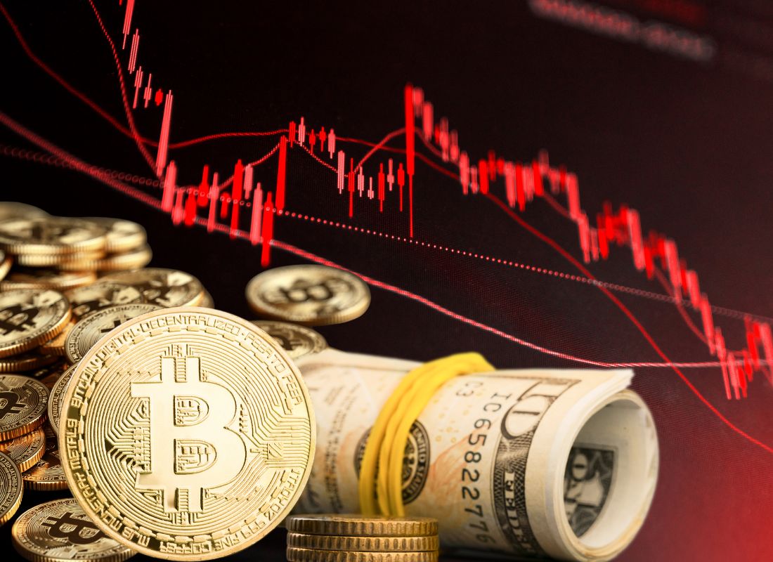 tržiste i bitkoin sa novcem pored