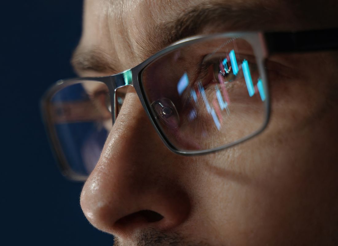 prikaz čoveka koji nosi naočare za vid i prati investiranje