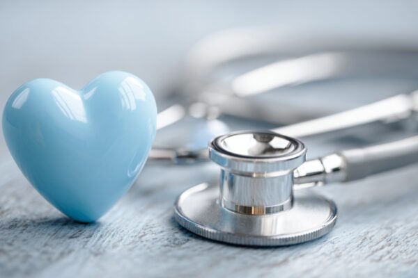 Plavo srce i stetoskop koji simbolizuju zdravstvenu zaštitu