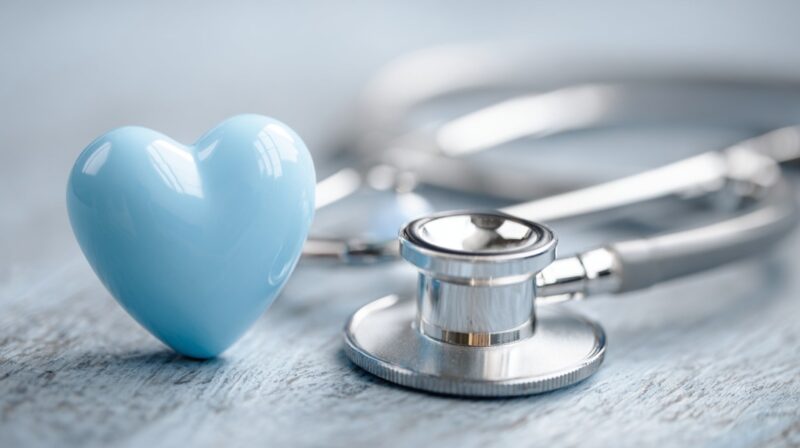 Plavo srce i stetoskop koji simbolizuju zdravstvenu zaštitu