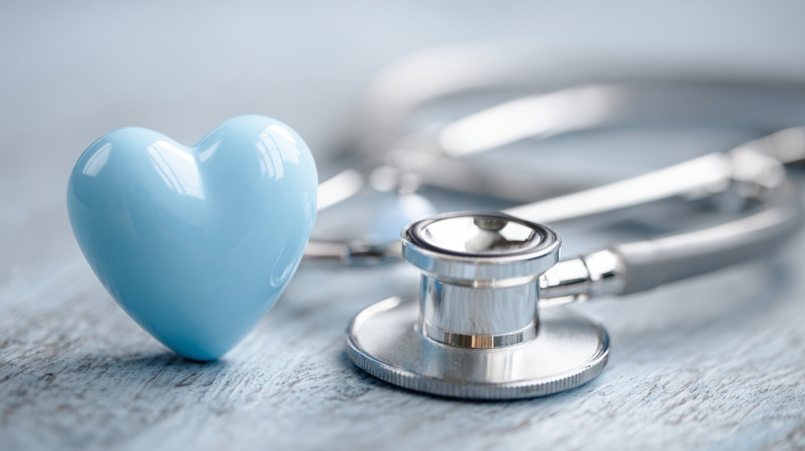 Plavo srce i stetoskop koji simbolizuju zdravstvenu zaštitu