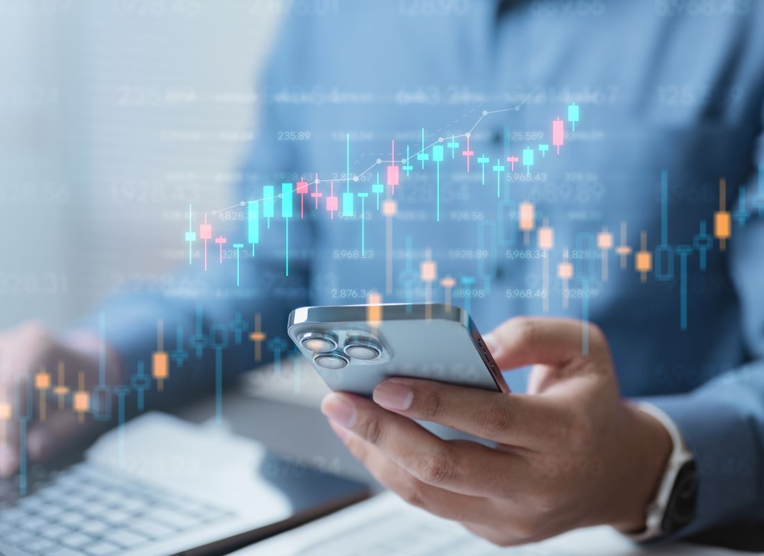 prikaz osobe koja koristi telefon i trazi brokersku kuću