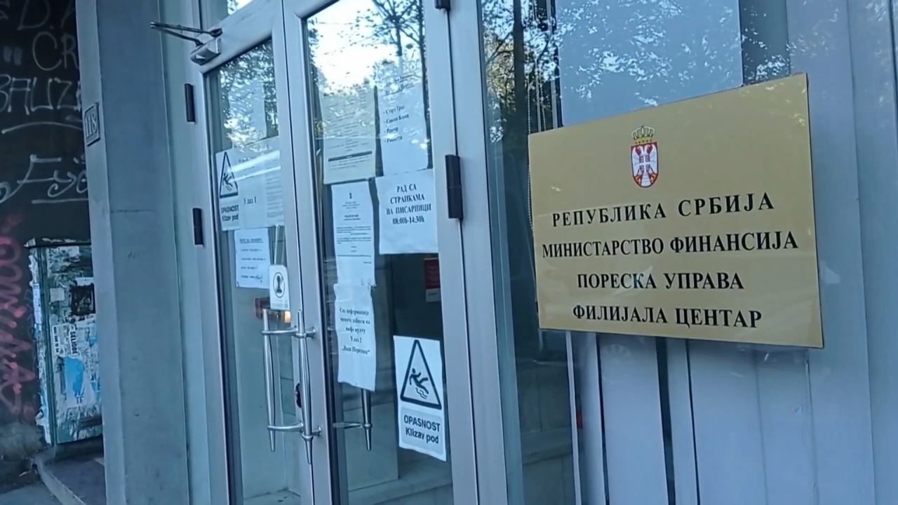 Ulaz u zgradu Poreske uprave sa jasno istaknutom tablom Ministarstva finansija Republike Srbije