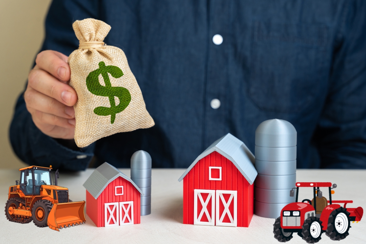 prikaz osobe koja drži džak sa novcem i pored poljoprivredne zgrade i mašine