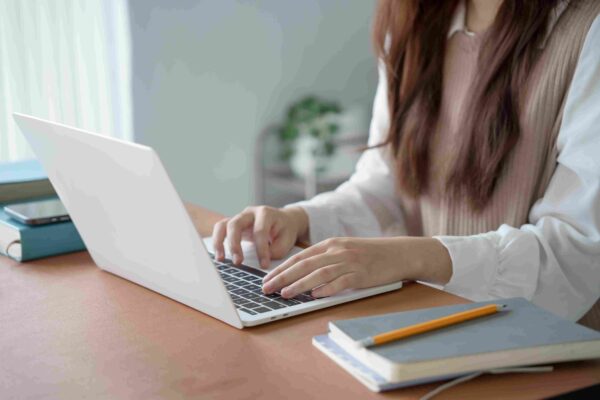 Osoba radi na laptopu i proverava podatke o radnom stažu putem interneta