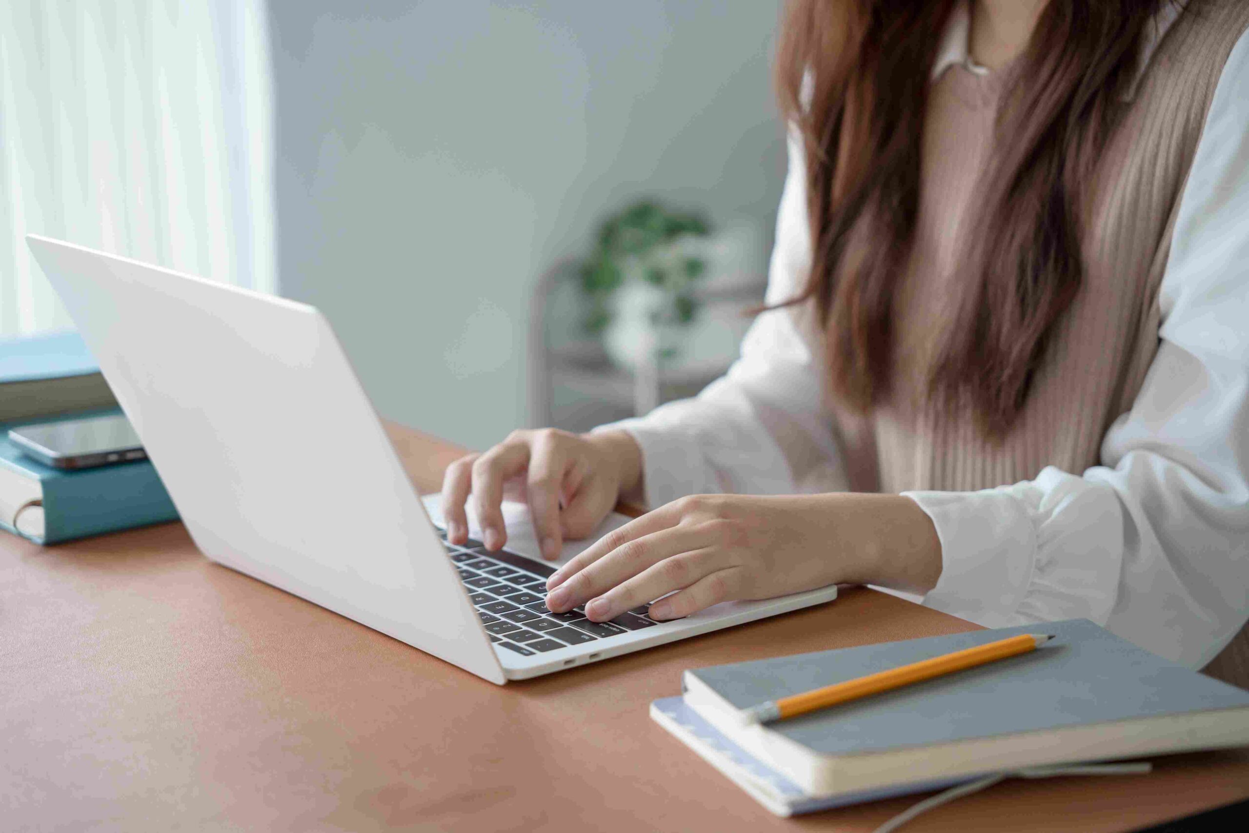 Osoba radi na laptopu i proverava podatke o radnom stažu putem interneta