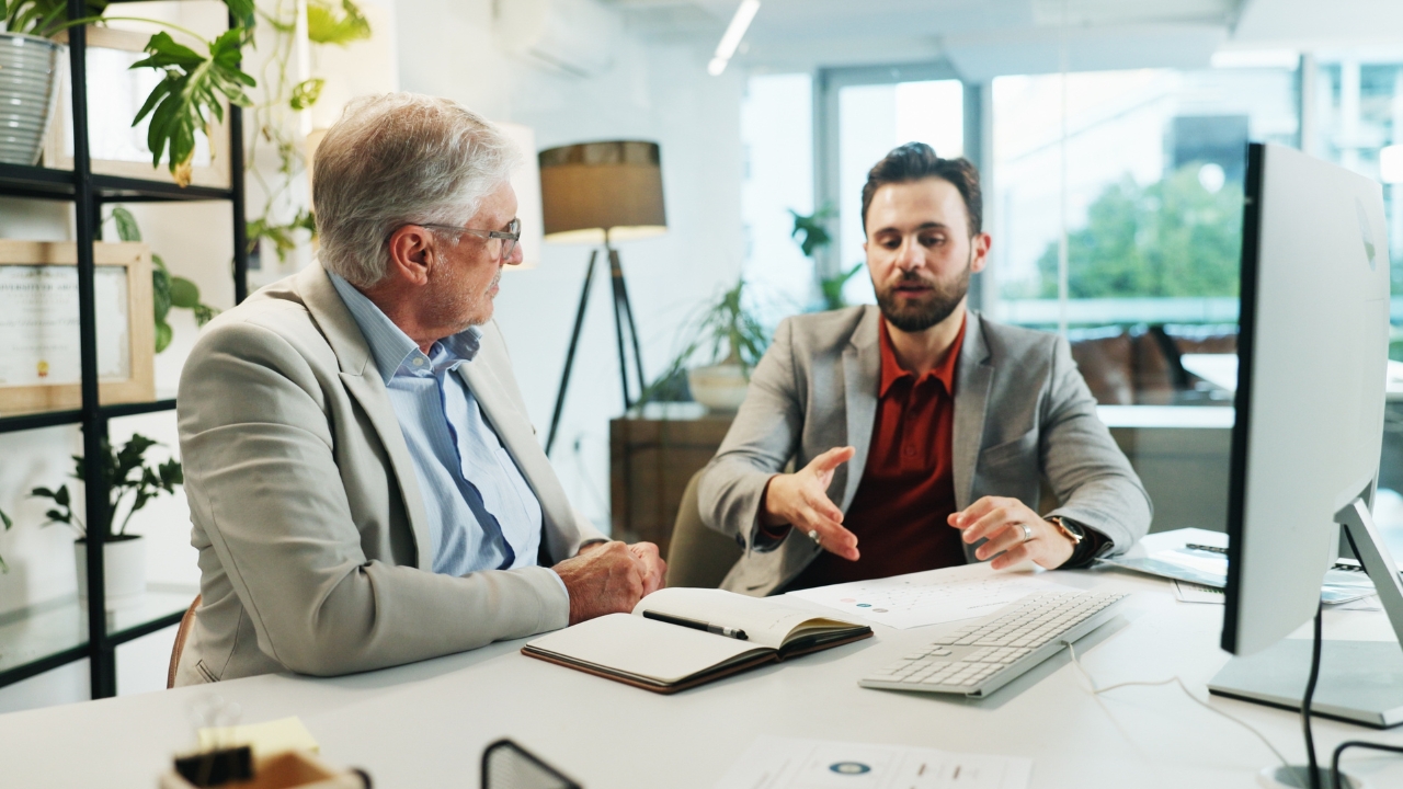 Razgovor radnika i savetnika u kancelariji tokom provere problema sa doprinosima