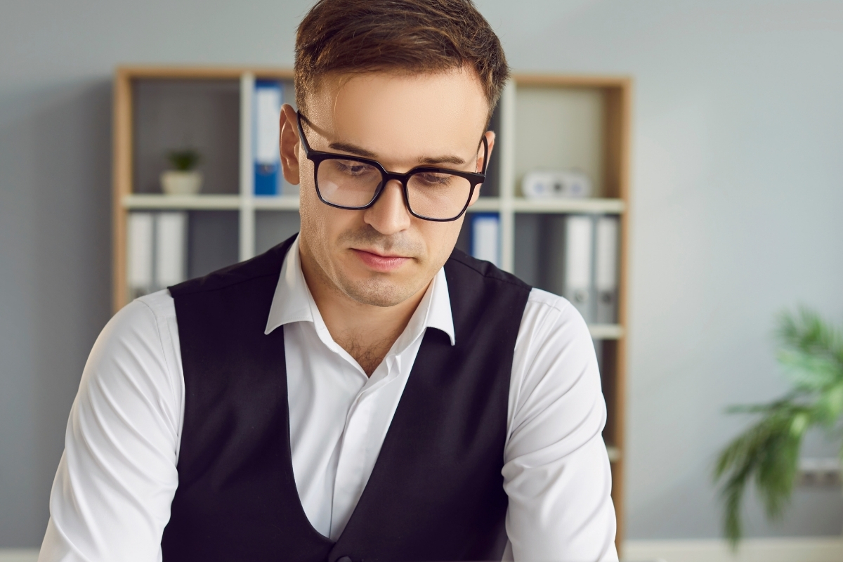 momak sa naočarama koristi laptop