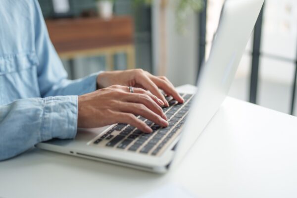 osoba koristi laptop
