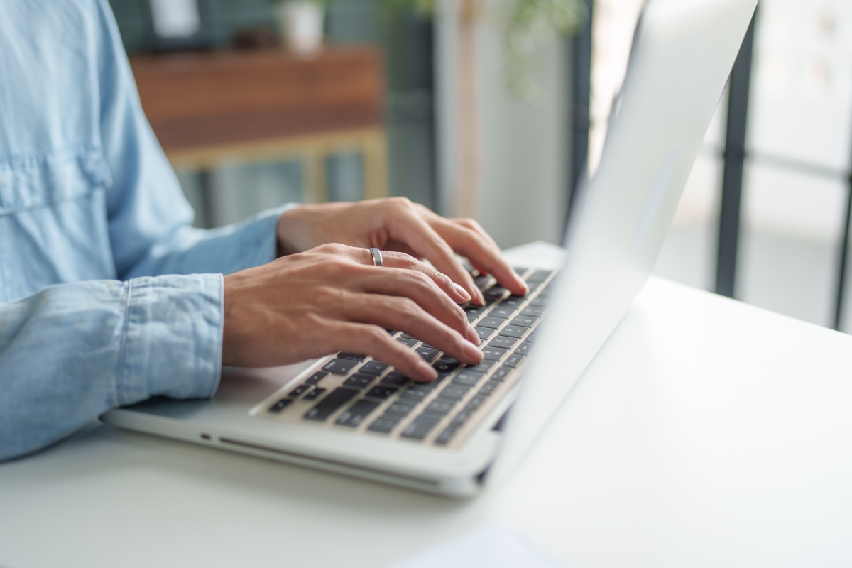 osoba koristi laptop