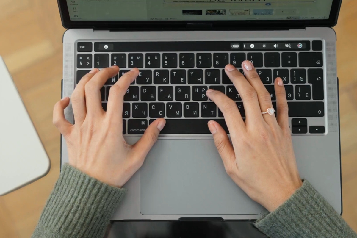 devojka koristi laptop