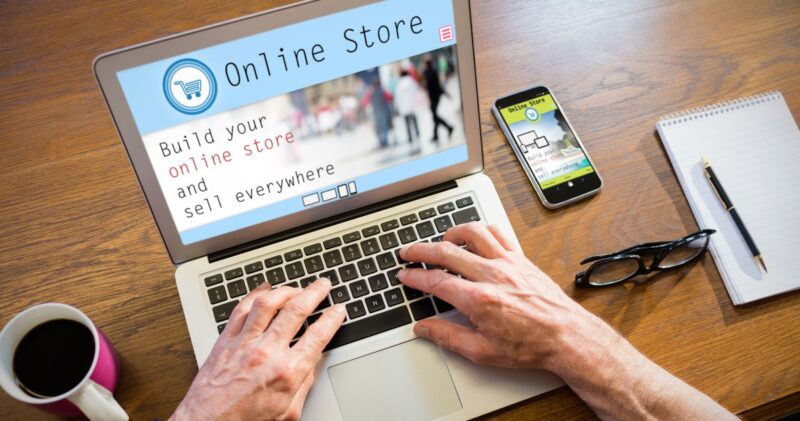Pokretanje online prodavnice na laptopu uz mobilni telefon, beležnicu i šolju kafe